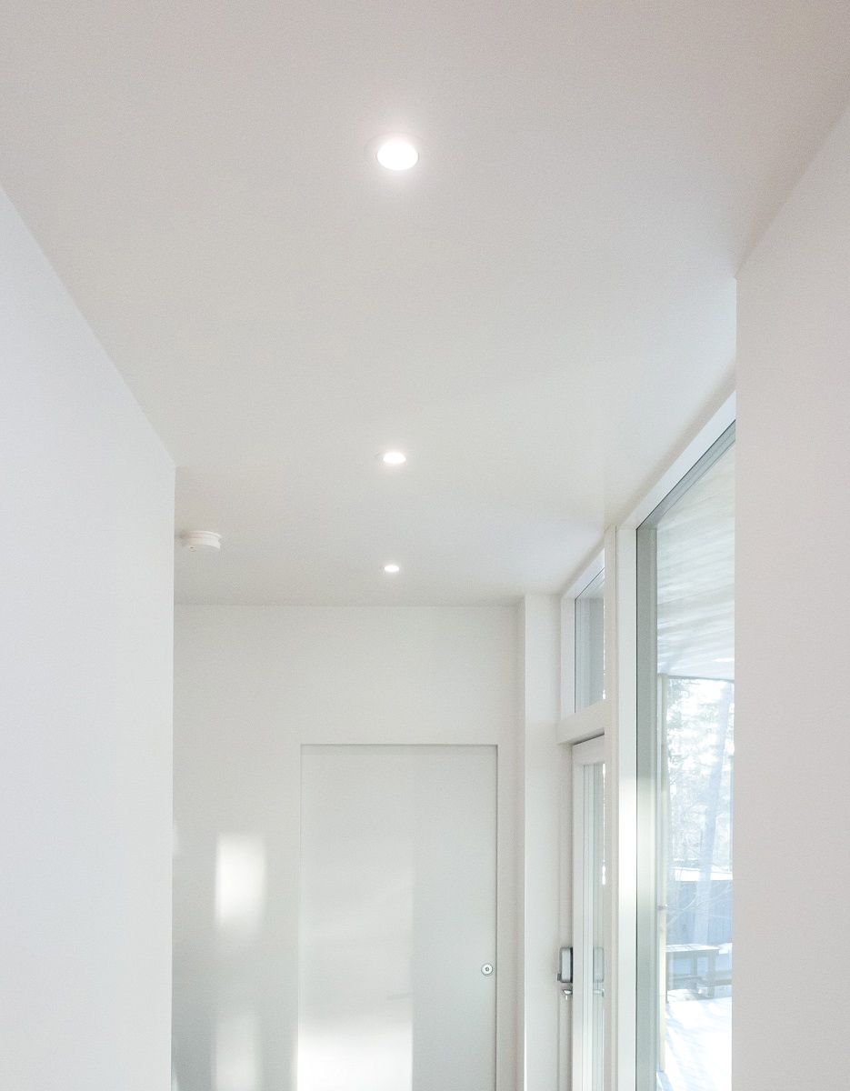 Nella linea centrale del corridoio d'ingresso, i faretti a incasso illuminano magnificamente.